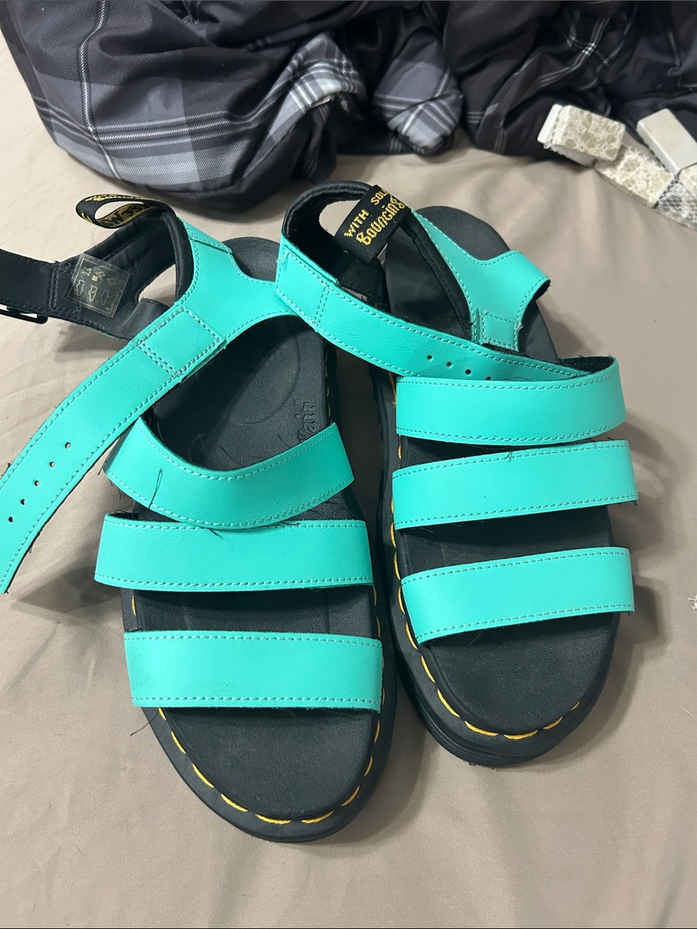 BLAIRE HYDRO
LEATHER STRAP SANDALS size 8